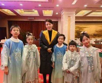 国家一级演员刘之冰，国家一级演员侯天来，著名演员孙茜，著名演员颜丹晨与首儿演艺小演员亲切合影留念
