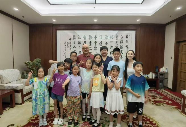 首都少儿朗诵艺术团受邀与胡萍老师同台演出欧震先生的作品《诗意中国》