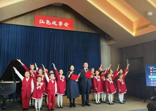 2024年11月10日，中共北京市委党校组织《红色故事会》再门头沟举行，首都少儿朗诵艺术团与阿紫老师、中共北京市委党校校委委员、二级巡视员刘红雷校委同台朗诵《公安卫士之歌》。