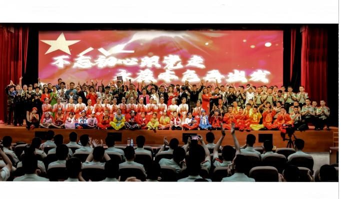 慰问武警执勤十一中队演出（2023年8月） 首都少儿朗诵艺术团中秋慰问战略支援部队表演节目《读中国》并合影留念