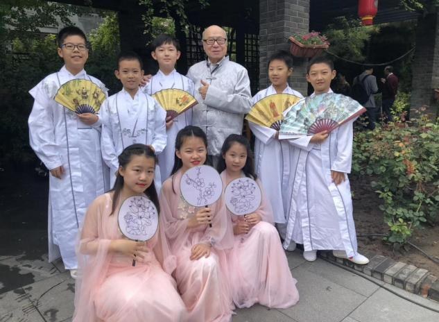 2019年在北京角楼图书馆，首儿团明星班与国家一级演员、北京朗诵艺术团团长、北京市政治协商会议第6~9届委员殷之光同台演出并合影留念