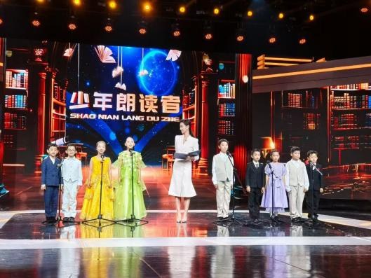 首儿团团员与北京台著名主持人马甜同台演出（2024年11月）