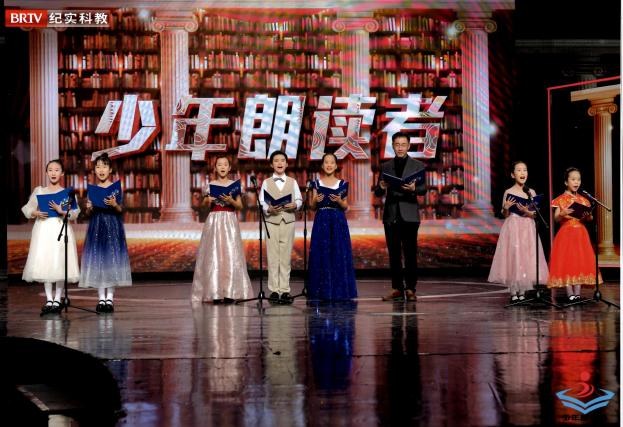 首儿团明星班与北京台著名主持人阿龙同台演出（2023年）