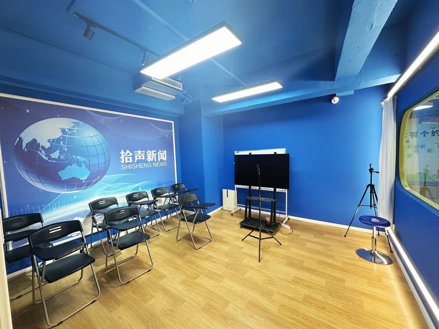 演播室（“拾声新闻 SHISHENG NEWS”主题）